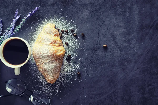 テーブルの上の新鮮なペストリー 朝食のためのフランス風味のクロワッサン — ストック写真