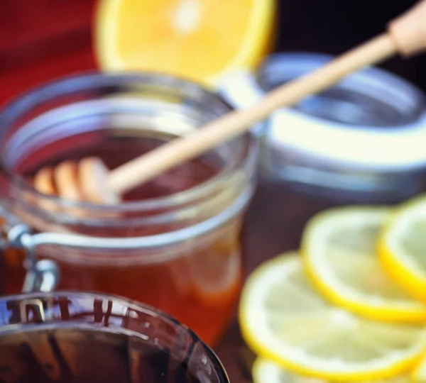 自然にミントとレモンの紅茶。ルと熱いミントティーのカップ — ストック写真