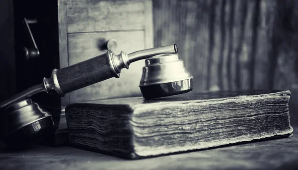 Eski telefon ve retro kitap masanın üzerinde. Geçmişte telefon 