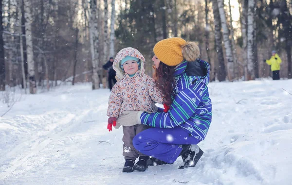 Familienspaziergänge am Wochenende im Winterpark — Stockfoto