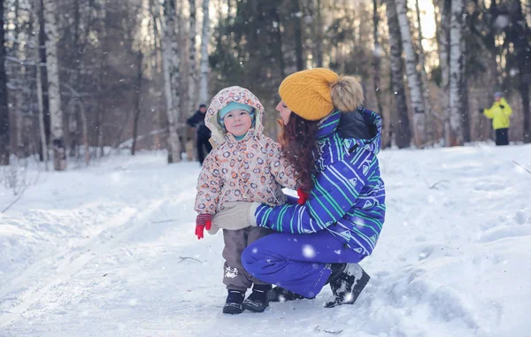 Caminatas familiares en Winter Park durante el fin de semana — Foto de Stock