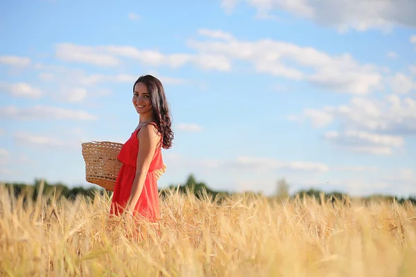 Yaz manzara ve doğa bir kız kırsal kesimde yürümek.