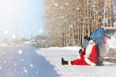 Noel Baba hediyeleri ile açık gelir. Noel Baba kırmızı bir SÜ