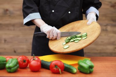 Masada akşam yemeği için taze çiftlik sebze aşçı keser