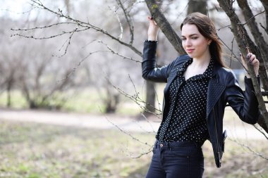 Bahar şehrin içinden bir yürüyüşte kız