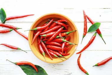 Beyaz ahşap vintage arka plan üzerinde Acı kırmızı biber.