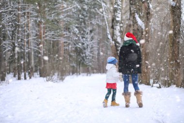 Bir kış masal, genç bir anne ve kızı bir kızak sürmek