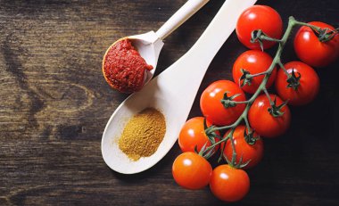 Dal taze kiraz domates ile. Olgun kırmızı domates.