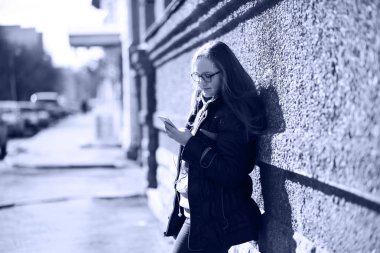 Bir genç kızın bir yolda siyah ve beyaz fotoğraf