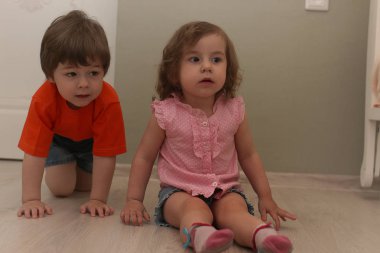 Bir katta bir odada oynayan genç çocuk