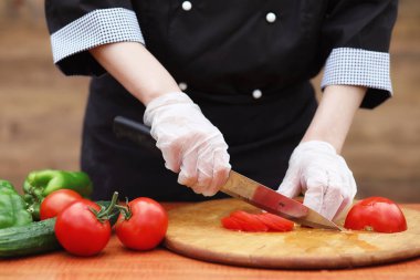 Masada akşam yemeği için taze çiftlik sebze aşçı keser