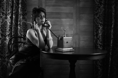 Güzel 1930'larda kız tek renkli dumanlar