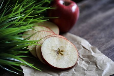 Ahşap bir masa üzerinde kırmızı taze elma