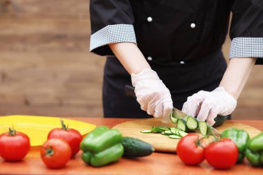 Masada akşam yemeği için taze çiftlik sebze aşçı keser