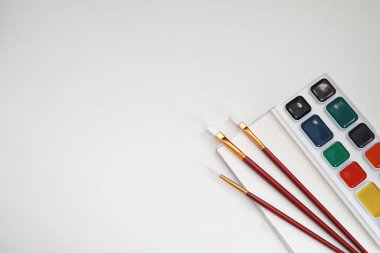 Beyaz bir pape tabakasına boya çizmek için kırtasiye malzemesi