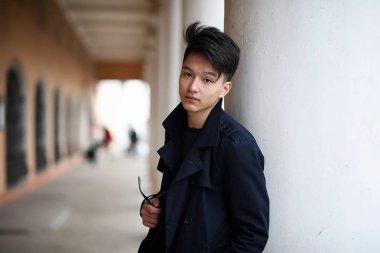 Asya genç adam sokakta bir ceket