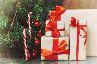 hediyeler Noel ağacının altında yığını