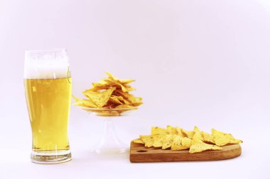 Kitaplar vintage ve light bira kupa yığını