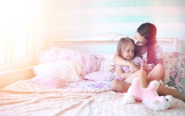 Bir kitap genç kız kızı olan o oturan genç kız okur