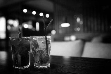 Bir tabloda bir kafe nesneleri