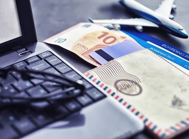 Uçak bileti ve uçuş için pasaport. Seyahat konsepti bilet rezervasyonu.