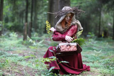 Falcı bir ayin düzenler.