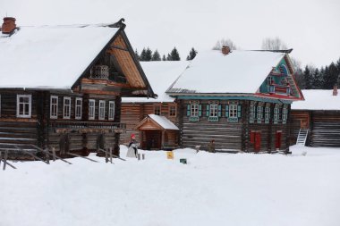 Rusya 'da geleneksel ortaçağ köylüleri kışı kostümlü sakallı adam.