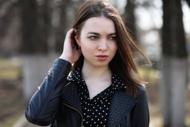 Bahar şehrin içinden bir yürüyüşte kız