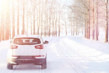  Kış parkındaki karla kaplı yolda beyaz araba manzarası