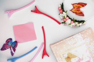 Kadın sırları, beyaz bir masa ve aksesuar için günlük.