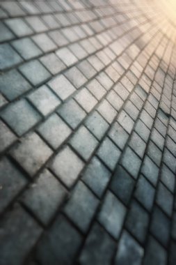 Gri kaldırım taşı yol uzakta umudu'nde Günbatımı gider.