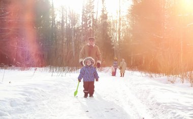 Kar altında kış parkı. Ocak sabahı yürüyüşü