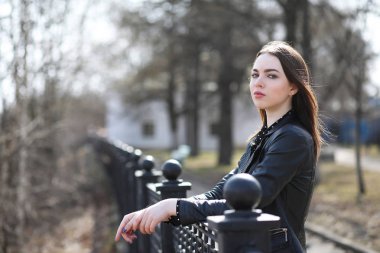 Bahar şehrin içinden bir yürüyüşte kız