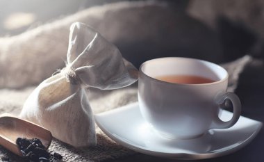 Bira ile servis masasında demlenmiş çay