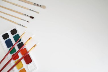 Beyaz bir kağıt üzerine resimler çizmek.