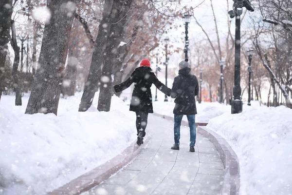 Jong stel wandelend door de winter — Stockfoto