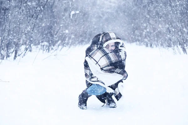 Krásná dívka v krásné zimní sníh — Stock fotografie