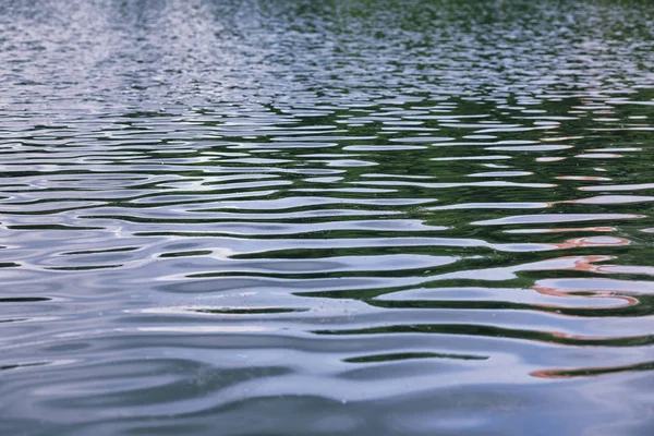 Lago paesaggistico. Texture di acqua. Il lago è all'alba. La bocca — Foto Stock