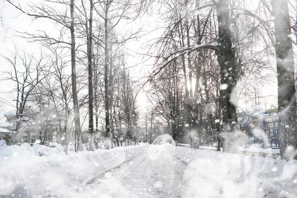 Чоловік прогулюється містом у сніжний зимовий день . — стокове фото