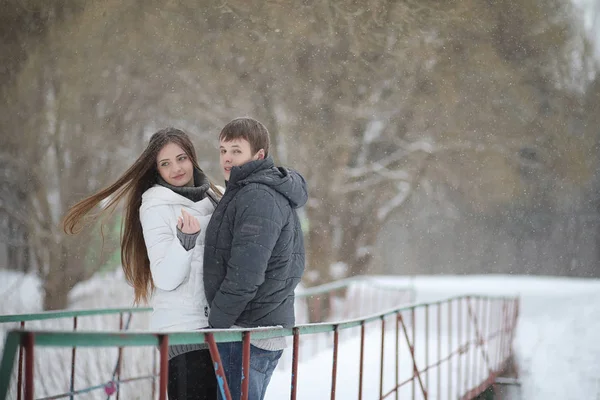 对情侣在冬天的下午，在风雪中的日期 — 图库照片
