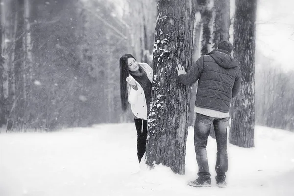 Een verliefde paar op een winter wandeling. Man en vrouw op een datum in de — Stockfoto