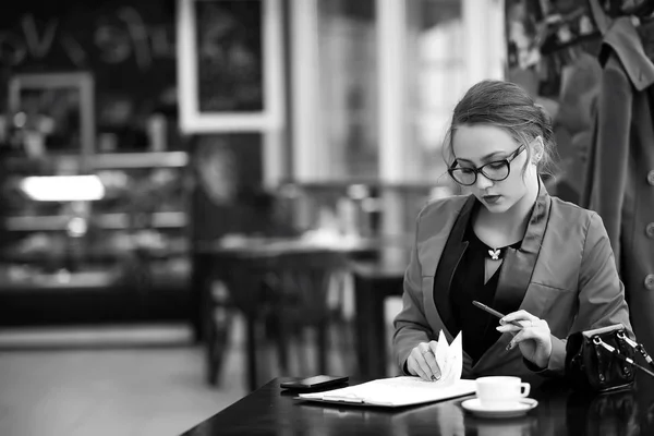 Mulher bonita em uma reunião de negócios — Fotografia de Stock