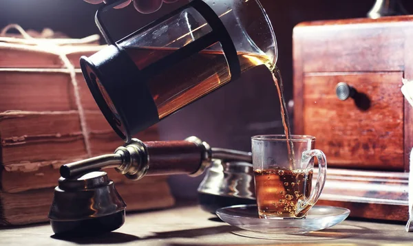 Cervejando Chá Uma Mesa Madeira Manhã — Fotografia de Stock