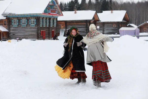 Mladé dívky v tradičních kostýmech ruského severu v zimě — Stock fotografie