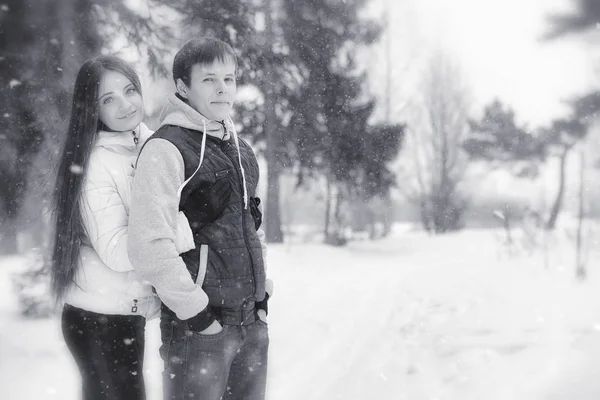 一对相爱的情侣在冬天散步。男人和女人在一个日期 — 图库照片