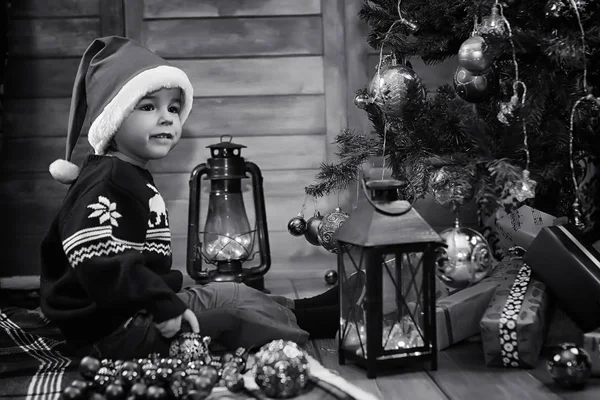 Dziecko czeka na Świętego Mikołaja — Zdjęcie stockowe
