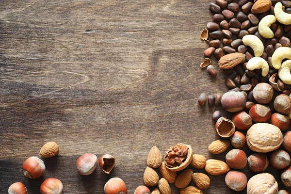 Olika Nötter Ett Träbord Cederträ Cashew Hasselnöt Valnötter Och Sked — Stockfoto