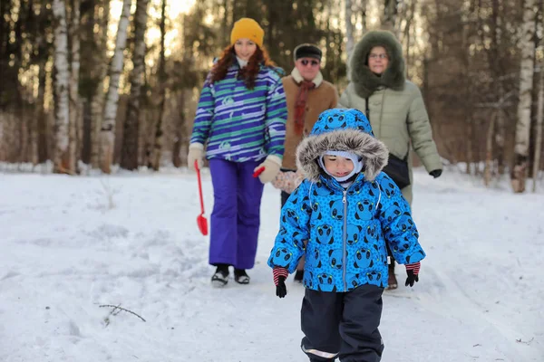 Gezin met kinderen in winterpark in het weekend — Stockfoto