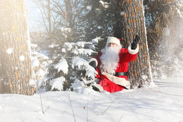 Noel Baba hediyeleri ile açık gelir. Noel Baba kırmızı bir SÜ