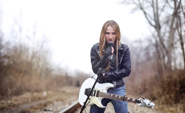 Hermosa chica rockera con guitarra eléctrica. Una musicia de roca — Foto de Stock